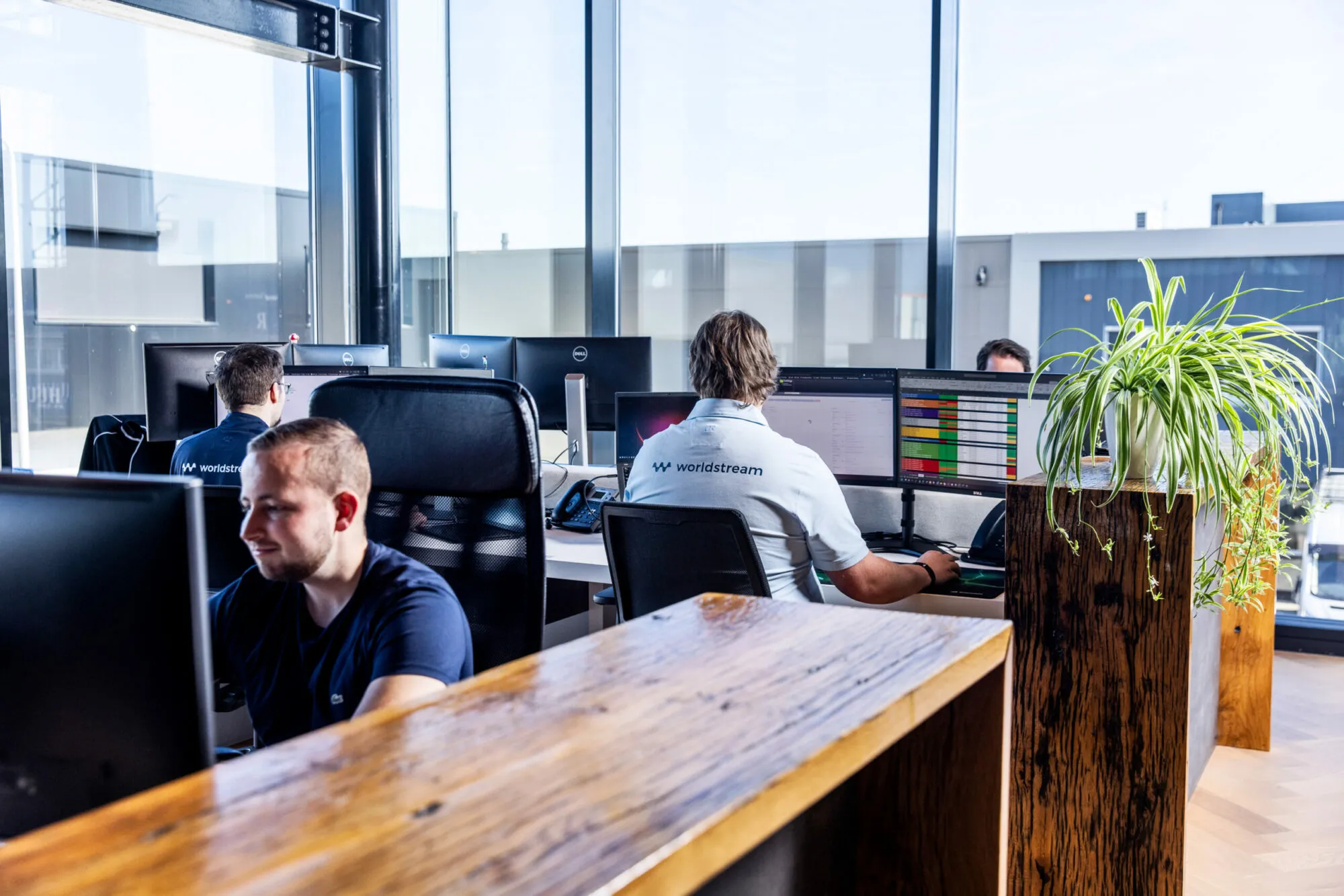 Drietal collega's achter de computer