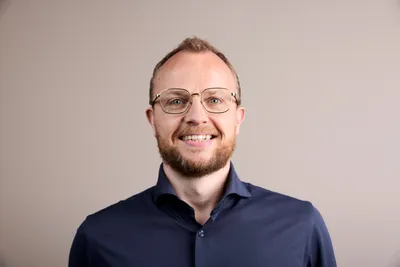 Directeur van de organisatie met een grote lach op het gezicht